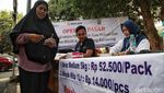 Semringah Emak-emak Beli Beras Murah Bulog di Bekasi