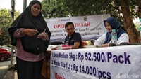 Disperindag menyediakan beras 10 ton, minyak goreng 600 liter dalam setiap operasi pasar di 12 Kecamatan Kota Bekasi. Harga beras Rp 52.500 per lima kilogram dan minyak goreng Rp 14.000 per liter. 