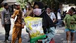 Semringah Emak-emak Beli Beras Murah Bulog di Bekasi