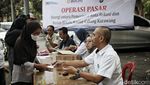 Semringah Emak-emak Beli Beras Murah Bulog di Bekasi