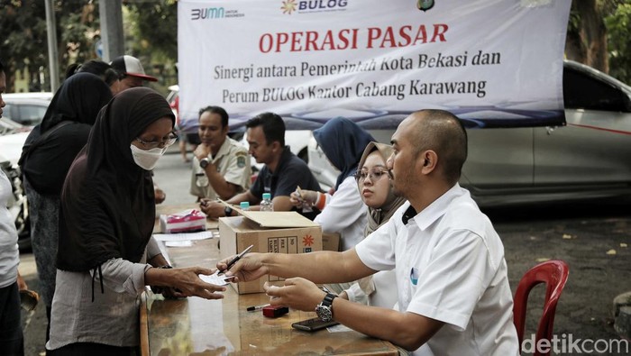 Semringah Emak-emak Beli Beras Murah Bulog di Bekasi Sejumlah warga membelin beras dan minyak dari produk Bulog saat operasi pangan murah di kawasan Mustika Jaya, Kota Bekasi, jawa Barat, Selasa (10/10/2023).