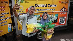 Semringah Emak-emak Beli Beras Murah Bulog di Bekasi