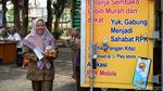 Semringah Emak-emak Beli Beras Murah Bulog di Bekasi