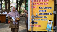 Mengantisipasi menurunkan stok beras, Disperindag menggelar Operasi Pasar di 12 Kecamatan di Kota Bekasi. 