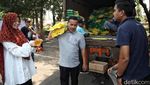 Semringah Emak-emak Beli Beras Murah Bulog di Bekasi