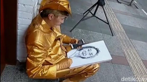 Seniman Yandi, Manusia Emas Seniman Yandi, Manusia Emas