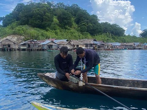 Sertu Faldi Canu memasang aliran air bersih bersama warga Pulau Enam, Tojo Una-una