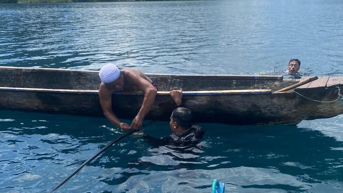 Sertu Faldi Canu memasang aliran air bersih bersama warga Pulau Enam, Tojo Una-una
