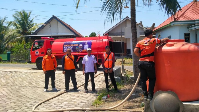 suplai air dampak kekeringan di banyuwangi