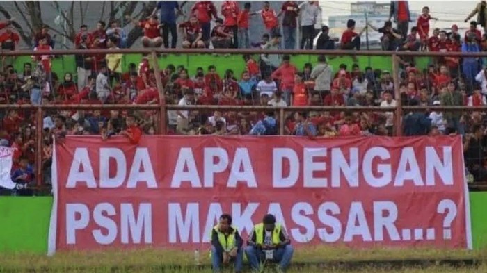 Suporter membentangkan spanduk di laga PSM Makassar.