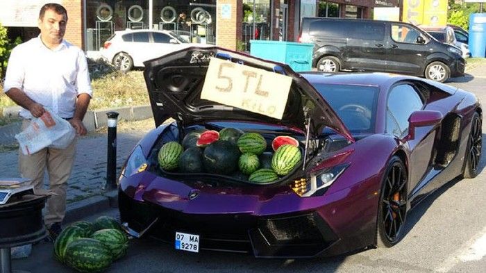 Tajir!  5 Aksi Penjual Makanan yang Pakai Mobil Mewah Buat Jualan