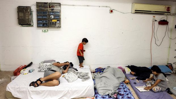 Israelis wait on mattresses in a bomb shelter as rockets from Gaza are launched towards Israel in Ashkelon, southern Israel October 8, 2023. REUTERS/Ronen Zvulun