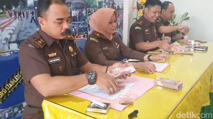 terdakwa korupsi di trenggalek kembalikan uang kerugian negara