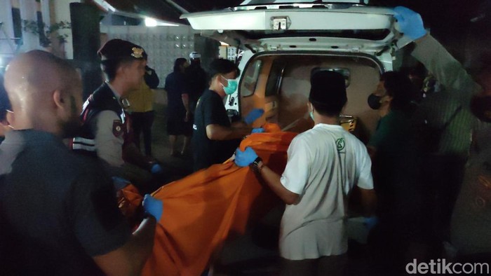 Tim inafis Polres Ciamis saat mengevakuasi jasad tante-keponakan