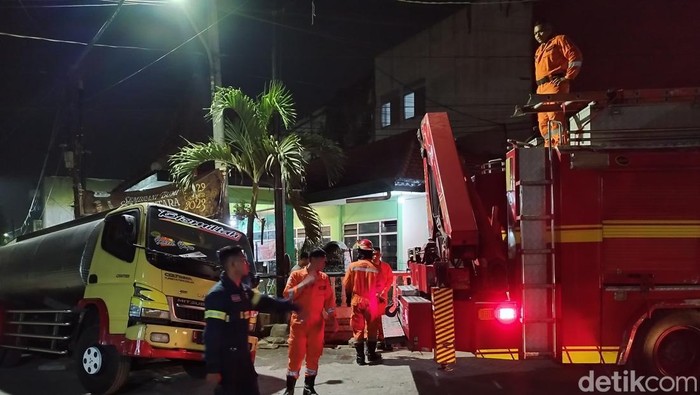 truk terperosok di bekas galian box culvert Jalan Lidah Wetan V surabaya