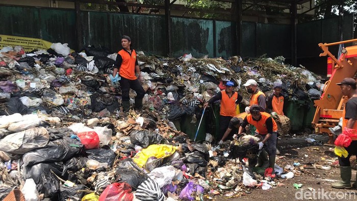 Tumpukan sampah di Depo Kotabaru, Kota Jogja, Selasa (10/10/2023).