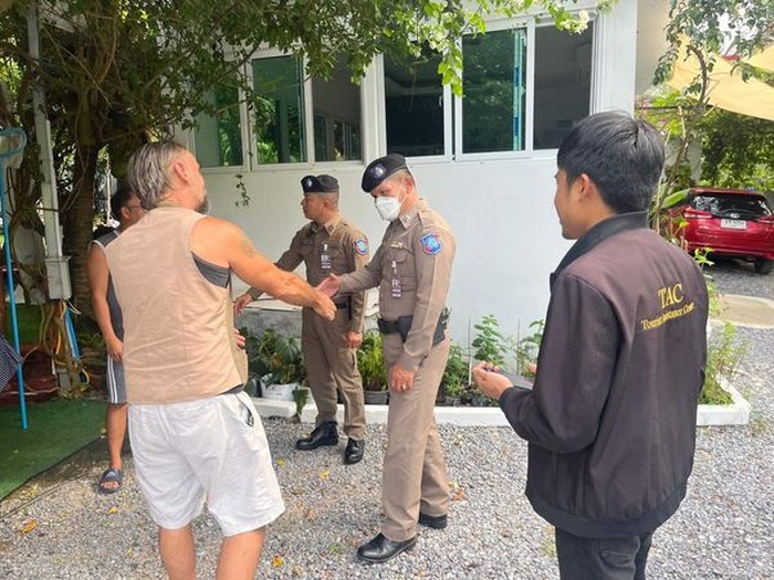 Turis Inggris lupa nama hotel, cari pertolongan di Bandara Phuket