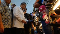 Salah satunya terkait gempuran barang impor ilegal yang membanjiri Indonesia. Mendengar keluhan yang disampaikan, Zulhas pun berjanji akan segera menertibkan impor ilegal yang merusak harga pasar.