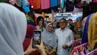 Sementara itu, salah satu pedagang, Lisya (38) mengaku resah dengan banyaknya barang impor yang masuk saat ini. Apalagi mayoritas produk dari luar negeri dijual dengan harga lebih murah. Hal ini tentu dapat menjatuhkan harga pasar. Sebagai informasi, dalam kunjungan ke ITC Cempaka Mas, Zulhas turut didampingi oleh Sekretaris Jenderal Kementerian Perdagangan Suhanto dan jajaran Kemendag lainnya.
