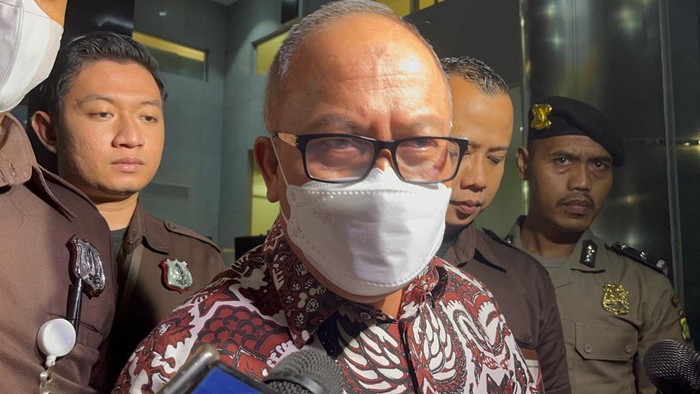 Sekjen Kementan Kasdi Subagyono telah selesai diperiksa Komisi Pemberantasan Korupsi (KPK). Dia diperiksa sebagai saksi kasus dugaan korupsi di Kementan.