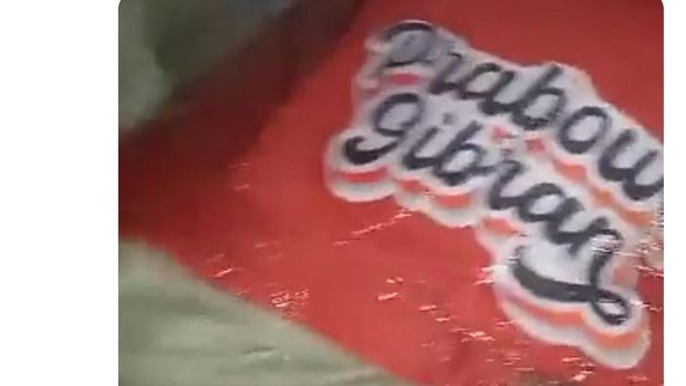 Video tumpukan kaos bertuliskan 'Prabowo-Gibran' beredar di media sosial.