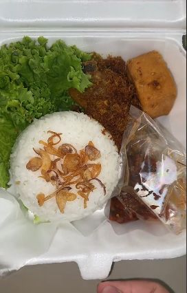 Viral! Orang Ini Bagikan Nasi Berkat Untuk Peringatan Kematian Kucingnya