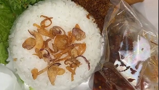Viral! Orang Ini Bagikan Nasi Berkat Untuk Peringatan Kematian Kucingnya