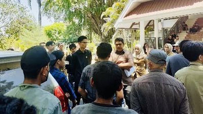 Warga menggeruduk Kantor DPRD Wajo, Sulawesi Selatan, pada Senin (9/10).