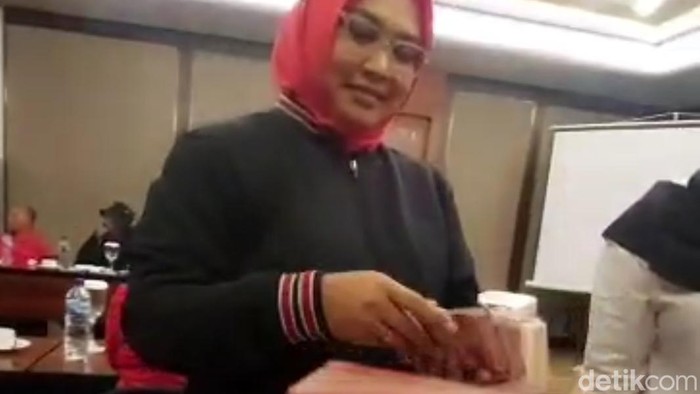Wakil Bupati Blora Tri Yuli Setyowati membagi-bagikan uang segepok usai acara partai, Rabu (4/10/2023) lalu. Videonya pun viral.