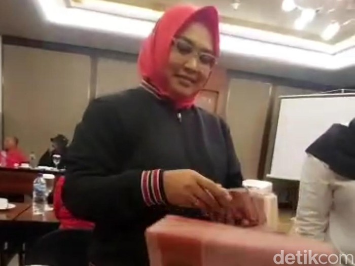 Wakil Bupati Blora Tri Yuli Setyowati membagi-bagikan uang segepok usai acara partai, Rabu (4/10/2023) lalu. Videonya pun viral.