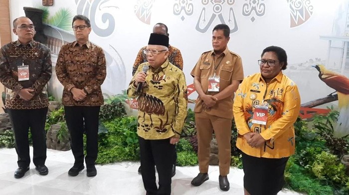 Wakil Presiden Republik Indonesia Maruf Amin didampingi Pj Gubernur Papua Tengah Ribka Haluk di Jayapura.
