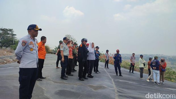 Wali Kota Semarang Hevearita Gunaryanti Rahayu (Ita) ngantor di TPA Jatibarang, Selasa (10/10/2023).