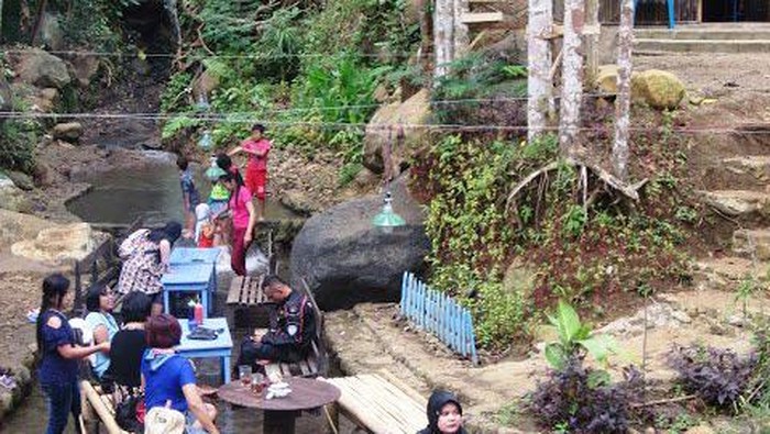 Wana Wisata Sumber Biru Jombang.