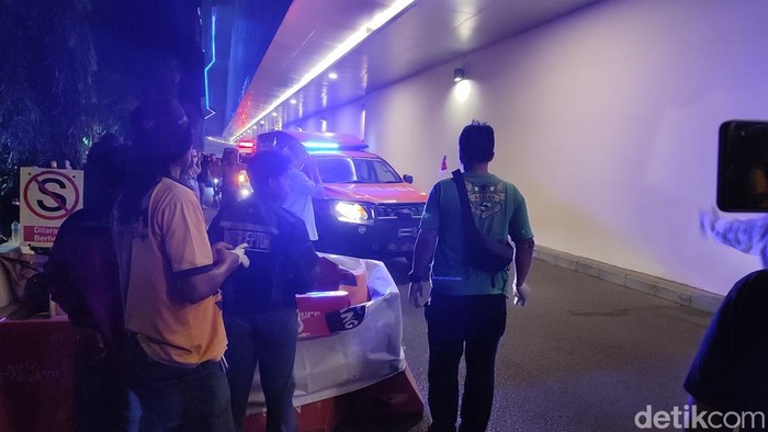 Polisi saat mengevakuasi jenazah gadis di area Mal Paragon Semarang, Kamis (10/10/2023).