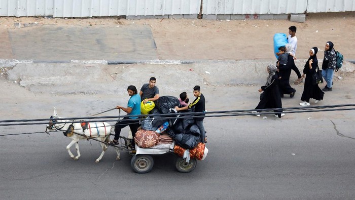 Perang yang terjadi antara Israel dan Hamas membuat warga Gaza memilih mengungsi. Mereka meninggalkan kota itu dengan berjalan kaki hingga menggunakan mobil.