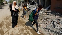 Warga meninggalkan rumahnya karena takut akan serangan Israel. REUTERS/Ibraheem Abu Mustafa.