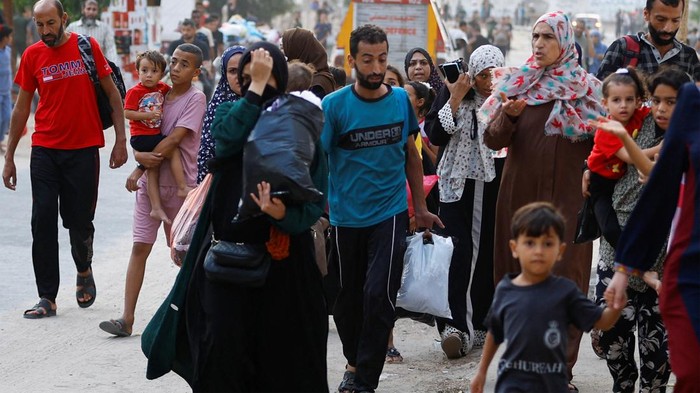 Perang yang terjadi antara Israel dan Hamas membuat warga Gaza memilih mengungsi. Mereka meninggalkan kota itu dengan berjalan kaki hingga menggunakan mobil.