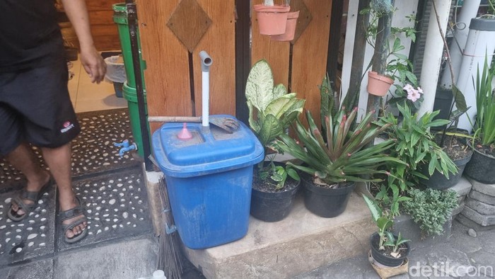 Warga Prawirotaman mengolah sampah organik