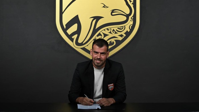 Wiljan Pluim menandatangani kontrak gabung Borneo FC.