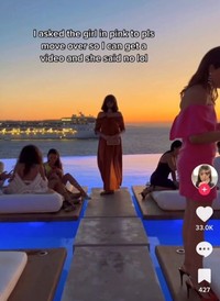 Tingkah influencer berikut ini bikin penontonnya geleng-geleng kepala bahkan tutup muka saking ikut malunya. Jangan ditiru ya, gaes.
