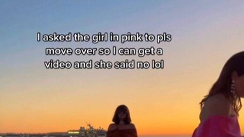 Aku minta ke perempuan yang pakai baju pink untuk pindah jadi aku bisa merekam video dan dia menolaknya, kata si paling influencer. Foto: Few-Ad4671 via Bored Panda