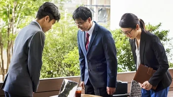 Di Jepang, wisatawan sering kali merasa tidak yakin bagaimana cara menyapa orang lain. Budaya Jepang pada umumnya tidak menyukai kontak tubuh yang terlalu dekat, jadi hindari menyentuh, memeluk, atau menepuk punggung orang lain. Jabat tangan adalah bentuk kontak fisik yang dapat diterima, tetapi sebaiknya kamu menunggu orang Jepang yang memulainya. Jika tidak, membungkukkan badan dengan sopan adalah cara yang aman dan hormat untuk menyapa seseorang.  (Foto: Brightside)