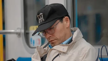 Secara umum, kamu tidak boleh menyerahkan kursi transportasi umum kamu. Meskipun kelihatannya aneh, orang Jepang tidak menawarkan tempat duduk mereka kepada orang lain di kereta bawah tanah, bus, atau kereta api. Beberapa orang bahkan menganggap hal tersebut menyinggung, karena dapat dianggap menunjukkan kelemahan seseorang. Penting untuk dicatat bahwa setiap gerbong kereta memiliki kursi yang diperuntukkan bagi penumpang lanjut usia dan penyandang disabilitas, yang diprioritaskan bagi mereka yang benar-benar membutuhkannya. (Foto: Brightside)