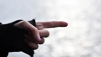 Menunjuk pakai jari sesuatu dianggap sebagai tanda agresi atau kekasaran. Ketika mencari petunjuk arah, sangat penting untuk mengingat kebiasaan budaya tertentu: jangan menunjuk. Dalam etiket Jepang, menunjuk dianggap sebagai gerakan yang berpotensi agresif atau tidak sopan. Sebagai gantinya, Anda bisa menggunakan seluruh tangan untuk menunjukkan arah atau, lebih baik lagi, mengandalkan komunikasi verbal. Jadi, lain kali jika kamu membutuhkan bantuan di Jepang, ingatlah pentingnya menjaga jari-jari agar tidak menunjuk dan pilihlah cara komunikasi yang lebih peka terhadap budaya. (Foto: Brightside)