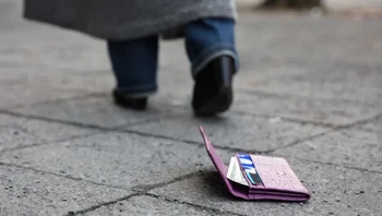 Hindari mengambil barang yang terjatuh dari seseorang di jalan. Meskipun turis ingin bermaksud baik untuk menemukan ke pemiliknya namun di Jepang lebih baik memindahkan barang tersebut ke tempat yang yang lebih mudah terlihat di lokasi yang sama sehingga akan memudahkan pemiliknya untuk menemukannya saat mereka kembali untuk mengambilnya. Atau jika barang tersebut tampak berharga dapat dibawa ke kantor polisi terdekat. (Foto: Brightside)