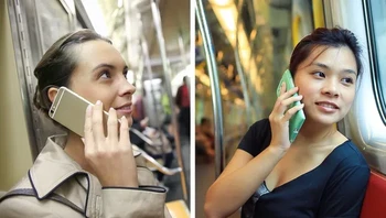 Orang Jepang pada umumnya tidak menyukai percakapan yang keras. Agar tidak dianggap sebagai turis yang tidak sopan, disarankan untuk tidak terlibat dalam percakapan keras atau gerakan yang berlebihan, karena beberapa orang Jepang menganggap orang asing terlalu berisik terutama di dalam transportasi uum. Sebaiknya hindari berbicara di telepon atau, jika perlu, lakukan secara diam-diam dengan memalingkan wajah atau menutupi pembicaraan. Pedoman etiket ini juga berlaku di luar area publik. (Foto: Brightside)