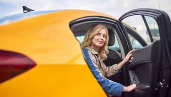 Wisatawan mungkin akan merasa sedikit bingung saat naik taksi di Jepang karena kebiasaan lokal yang berbeda dengan kebiasaan mereka. Ketika memanggil taksi di sini, penting untuk mengangkat tangan tinggi-tinggi dan bukannya mengulurkannya ke samping, berbeda dengan kebiasaan yang biasa dilakukan di tempat lain. Selain itu, sangat penting untuk tidak menyentuh pintu mobil karena, di Jepang pengemudi bertanggung jawab untuk membukakan pintu bagi penumpang, untuk memastikan pengalaman yang sopan dan lancar. (Foto: Brightside)