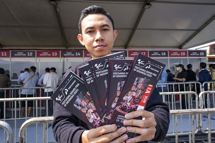 Calon penonton menunjukkan tiket MotoGP di stan penukaran tiket Eks Bandara Selaparang, Mataram, NTB, Rabu (11/10/2023). Komandan lapangan MotoGP Mandalika 2023 Jamaluddin Malady mengatakan jumlah tiket MotoGP Mandalika 2023 per 9 Oktober 2023 yang sudah laku terjual terjual sebanyak 85 persen dari 69.000 tiket yang disiapkan dan dari 85 persen tiket yang sudah terjual tersebut sekitar 40 persen berasal dari luar NTB dan 60 persen penonton berasal dari dalam daerah NTB. ANTARA FOTO/Ahmad Subaidi/nz