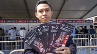 Calon penonton menunjukkan tiket MotoGP. Dari 85 persen tiket yang sudah terjual tersebut sekitar 40 persen berasal dari luar NTB dan 60 persen penonton berasal dari dalam daerah NTB.