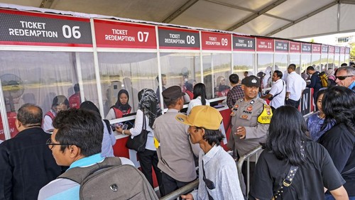 Calon penonton menunjukkan tiket MotoGP di stan penukaran tiket Eks Bandara Selaparang, Mataram, NTB, Rabu (11/10/2023). Komandan lapangan MotoGP Mandalika 2023 Jamaluddin Malady mengatakan jumlah tiket MotoGP Mandalika 2023 per 9 Oktober 2023 yang sudah laku terjual terjual sebanyak 85 persen dari 69.000 tiket yang disiapkan dan dari 85 persen tiket yang sudah terjual tersebut sekitar 40 persen berasal dari luar NTB dan 60 persen penonton berasal dari dalam daerah NTB. ANTARA FOTO/Ahmad Subaidi/nz